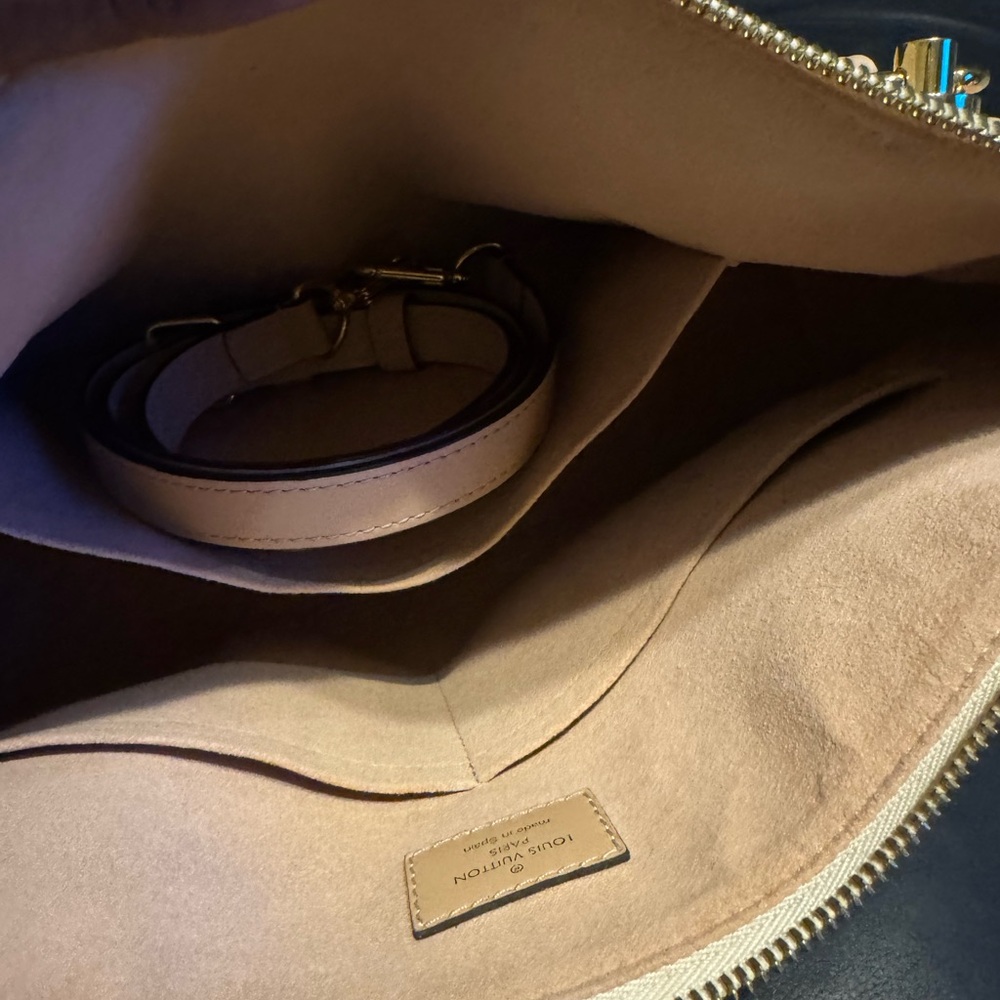 Elegant Pink&Cream Designer Handbag
Very limited use and very clean
Tourterelle - Picture 8 of 13